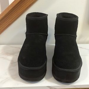 Ugg Women’s Classic Mini Platform Boot size 7 in black.